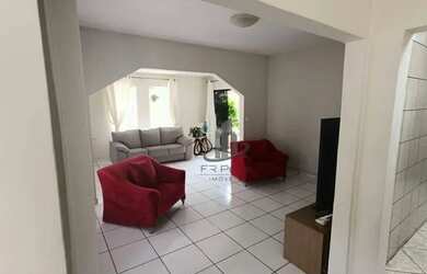 Imagem: A casa possui 3 Dormitórios, 2 Banheiros, 1 Vaga na garagem