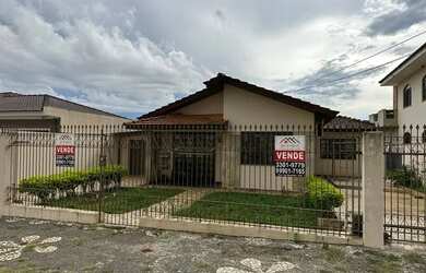 Imagem: A casa possui 3 Dormitórios, 1 Banheiro, 3 Vagas na garagem