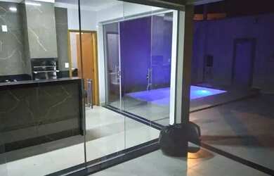 Imagem: A casa possui 3 Dormitórios, 2 Banheiros, 3 Vagas na garagem