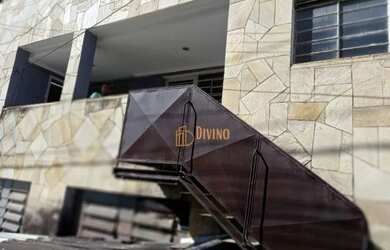 Imagem: A casa possui 3 Dormitórios, 1 Banheiro, 2 Vagas na garagem