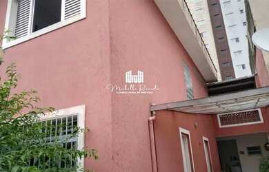 Imagem: A casa possui 4 Dormitórios, 5 Banheiros, 4 Vagas na garagem