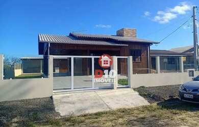 Imagem: A casa possui 3 Dormitórios, 1 Banheiro, 2 Vagas na garagem