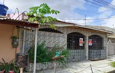 Imagem: A casa possui 3 Dormitórios, 2 Banheiros, 1 Vaga na garagem