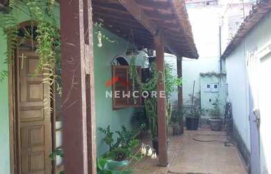 Imagem: A casa possui 3 Dormitórios, 2 Banheiros, 2 Vagas na garagem