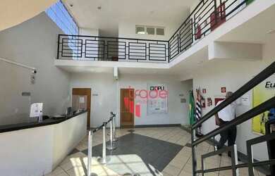 Imagem: O depósito possui 5 Vagas na garagem e 1399m² de Área e está