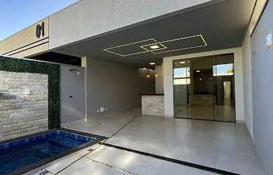 Imagem: A casa possui 3 Dormitórios, 3 Banheiros, 2 Vagas na garagem