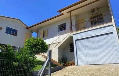 Imagem: A casa possui 5 Dormitórios, 2 Banheiros, 3 Vagas na garagem