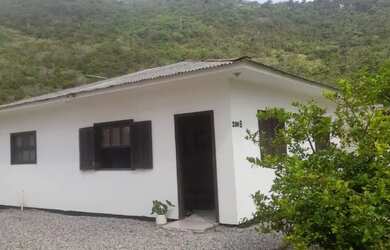 Imagem: A casa possui 3 Dormitórios, Acomodam 9 pessoas e está localizado