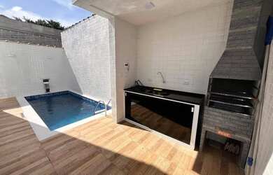 Imagem: A casa possui 3 Dormitórios, 4 Banheiros, 2 Vagas na garagem