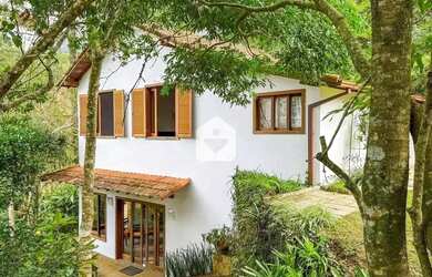 Imagem: A casa possui 2 Dormitórios, 2 Banheiros, 4 Vagas na garagem