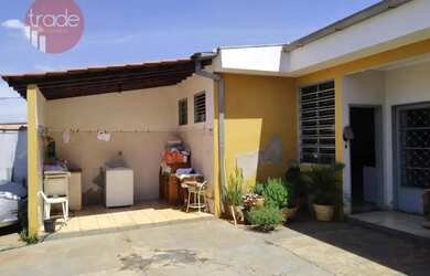 Imagem: A casa possui 4 Dormitórios, 3 Banheiros, 4 Vagas na garagem