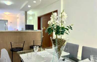 Imagem: O apartamento possui 3 Dormitórios, Acomodam 8 pessoas e 1