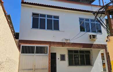 Imagem: A casa possui 4 Dormitórios, 4 Banheiros, 2 Vagas na garagem