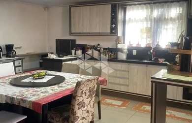 Imagem: A casa possui 3 Dormitórios, 2 Banheiros, 5 Vagas na garagem