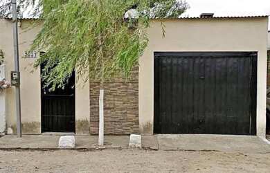 Imagem: A casa possui 3 Dormitórios, 1 Banheiro, 2 Vagas na garagem