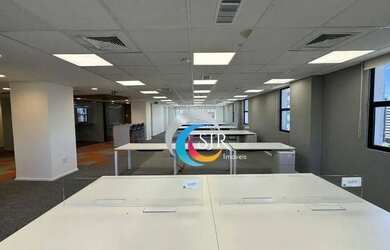 Imagem: O depósito para alugar possui 5 Vagas na garagem, 385m² de