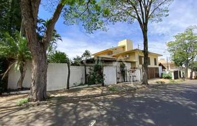 Imagem: A casa possui 4 Dormitórios, 4 Banheiros, 3 Vagas na garagem