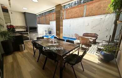 Imagem: A casa em condomínio possui 4 Dormitórios, 5 Banheiros, 4