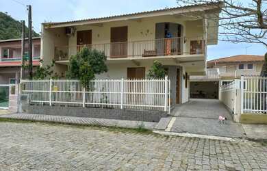 Imagem: A casa possui 4 Dormitórios, 3 Banheiros, 4 Vagas na garagem