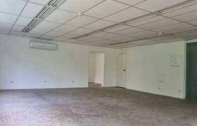 Imagem: O depósito possui 4 Vagas na garagem e 180m² de Área e está