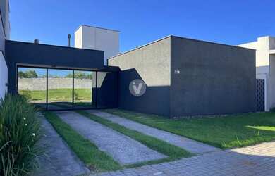 Imagem: A casa em condomínio possui 3 Dormitórios, 3 Banheiros, 2