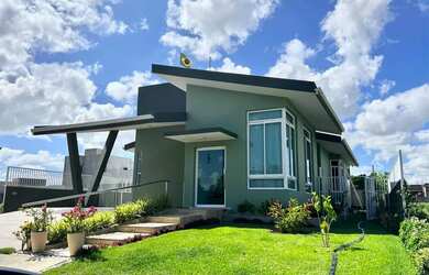 Imagem: A casa em condomínio possui 4 Dormitórios, 4 Banheiros, 4