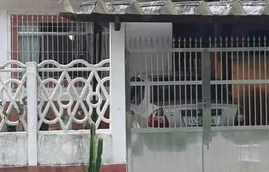 Imagem: A casa possui 4 Dormitórios, 3 Banheiros, 2 Vagas na garagem