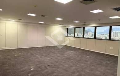 Imagem: O depósito possui 3 Vagas na garagem, 126m² de Área e está