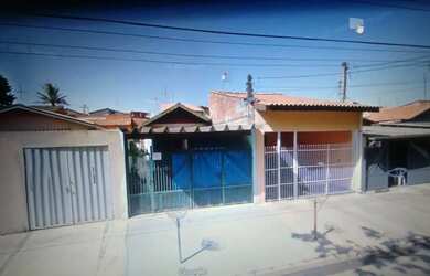 Imagem: A casa possui 2 Dormitórios, 3 Banheiros, 2 Vagas na garagem