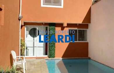 Imagem: A casa possui 3 Dormitórios, 3 Banheiros, 2 Vagas na garagem