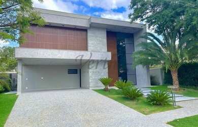 Imagem: A casa possui 4 Dormitórios, 5 Banheiros, 3 Vagas na garagem