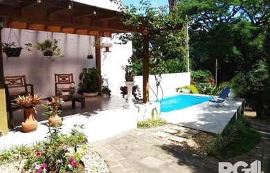 Imagem: A casa possui 3 Dormitórios, 5 Banheiros, 4 Vagas na garagem