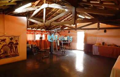 Imagem: A casa possui 3 Dormitórios, 2 Banheiros, 2 Vagas na garagem