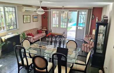 Imagem: A casa em condomínio possui 4 Dormitórios, 4 Banheiros, 4