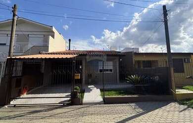 Imagem: A casa possui 3 Dormitórios, 3 Banheiros, 2 Vagas na garagem