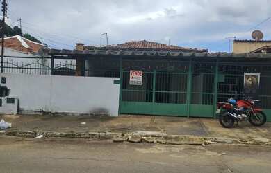 Imagem: A casa à venda possui 3 Dormitórios, 2 Banheiros, 2 Vagas