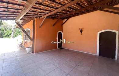 Imagem: A casa possui 3 Dormitórios, 3 Banheiros, 2 Vagas na garagem