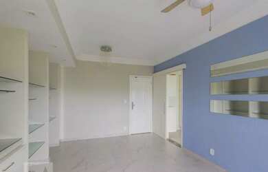 Imagem 3: Lindo 2 qts , varanda e repleto de armários, td espaçoso . Vista indevassada...