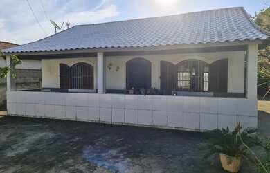 Imagem: A casa possui 3 Dormitórios, 2 Banheiros, 5 Vagas na garagem