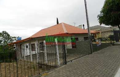 Imagem: A casa possui 3 Dormitórios, 1 Banheiro, 1 Vaga na garagem
