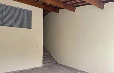 Imagem: A casa possui 2 Dormitórios, 2 Banheiros, 2 Vagas na garagem