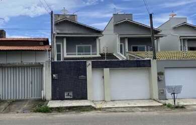 Imagem: A casa possui 5 Dormitórios, 5 Banheiros e 4 Vagas na garagem