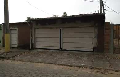 Imagem: A casa possui 1 Dormitório, 2 Banheiros, 4 Vagas na garagem