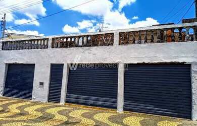 Imagem: A casa possui 3 Dormitórios, 1 Banheiro, 3 Vagas na garagem