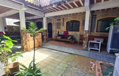 Imagem: A casa possui 4 Dormitórios, 3 Banheiros, 1 Vaga na garagem