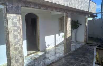 Imagem: A casa possui 3 Dormitórios, 2 Banheiros, 3 Vagas na garagem