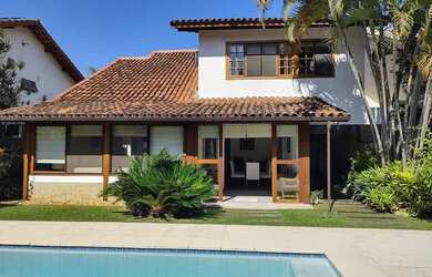 Imagem: A casa em condomínio possui 4 Dormitórios, 5 Banheiros, 3