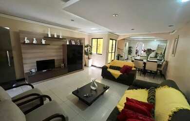 Imagem: A casa possui 4 Dormitórios, 2 Banheiros, 3 Vagas na garagem