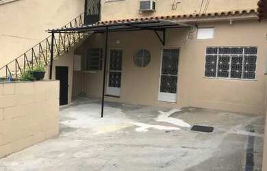 Imagem: A casa possui 2 Dormitórios, 1 Banheiro e 2 Vagas na garagem