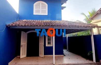 Imagem: A casa possui 4 Dormitórios, 1 Banheiro, 1 Vaga na garagem